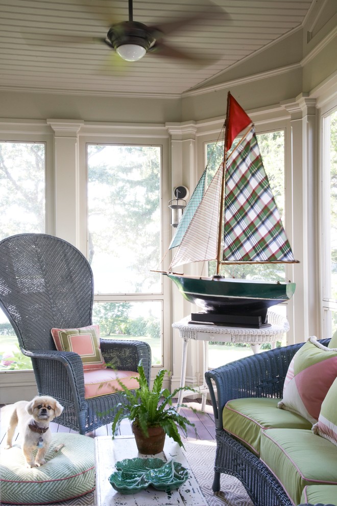 Источник вдохновения для домашнего уюта: терраса в морском стиле с стандартным потолком, темным паркетным полом и фиолетовым полом