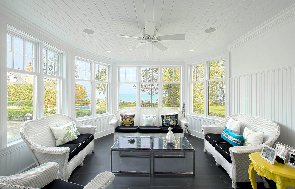 Foto di una grande veranda chic con pavimento in ardesia, soffitto classico e pavimento grigio