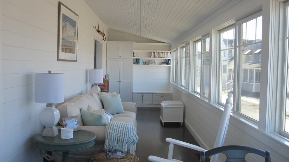 Foto di una veranda costiera di medie dimensioni con parquet scuro e soffitto classico