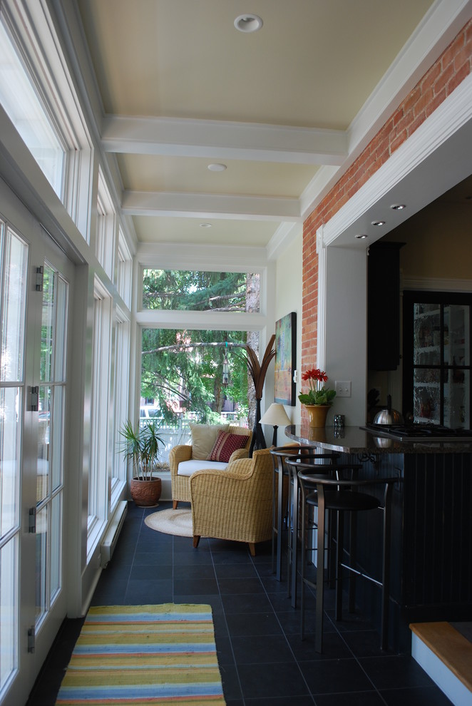 Immagine di una veranda tradizionale di medie dimensioni con pavimento con piastrelle in ceramica, soffitto classico e pavimento nero