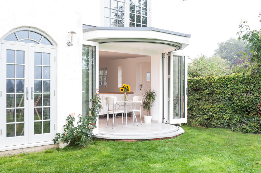 Стильный дизайн: маленькая терраса в стиле модернизм с стандартным потолком и бежевым полом для на участке и в саду - последний тренд