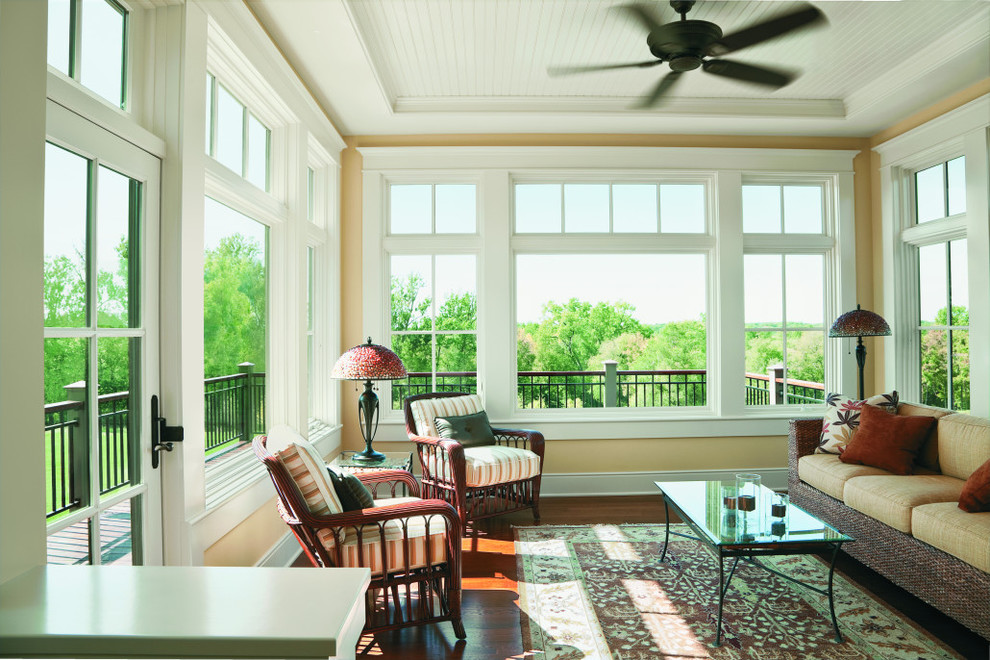 Foto di una veranda bohémian di medie dimensioni con pavimento in legno massello medio e soffitto classico