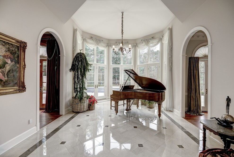 Aménagement d'une véranda classique de taille moyenne avec un sol en marbre et un plafond standard.