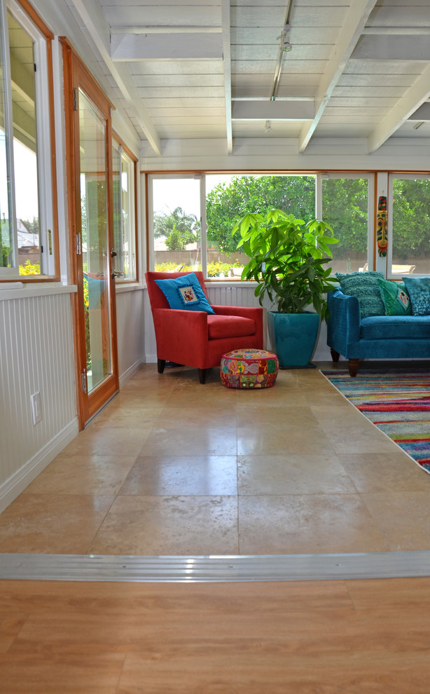 Ispirazione per una veranda eclettica di medie dimensioni con pavimento in laminato, nessun camino, soffitto classico e pavimento marrone