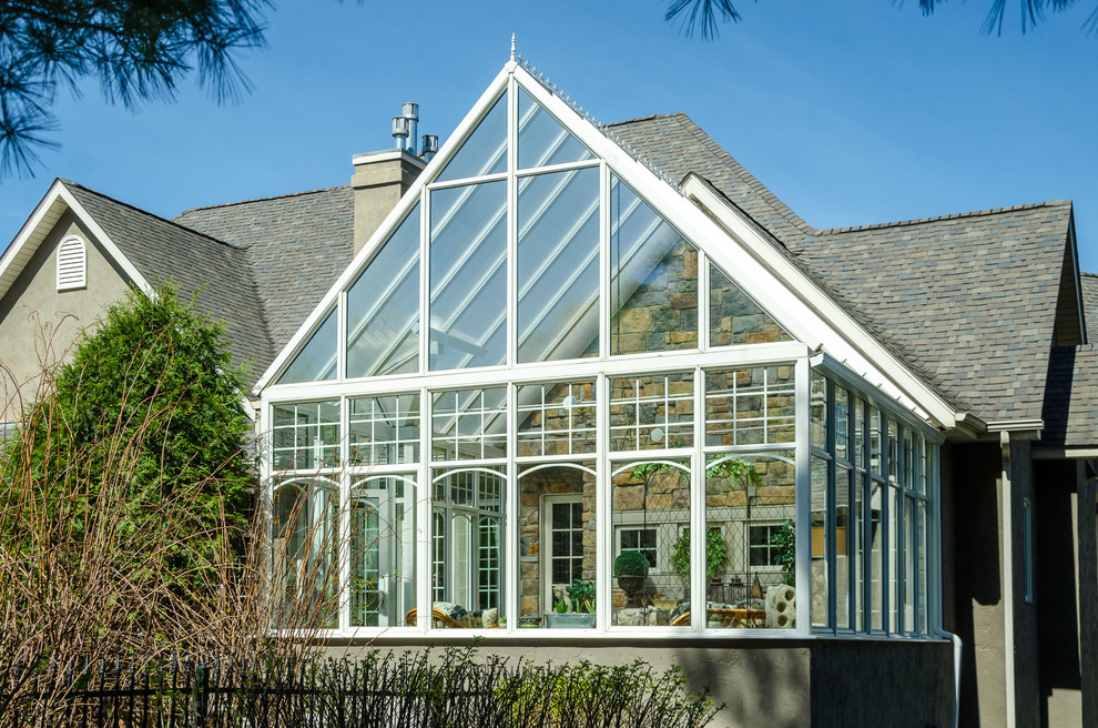 Idee per una veranda tradizionale di medie dimensioni con soffitto in vetro