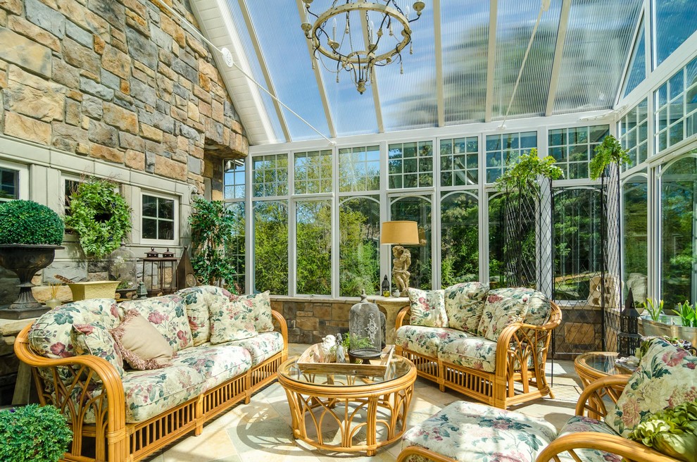 Idee per una veranda classica di medie dimensioni con pavimento in travertino e soffitto in vetro