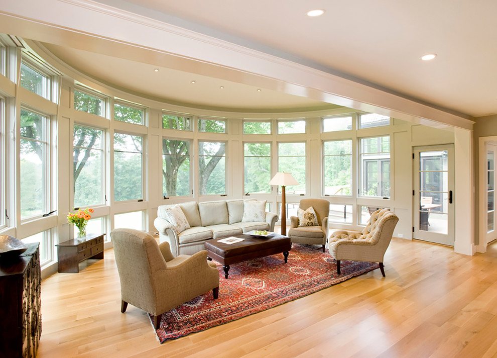 Immagine di una veranda contemporanea di medie dimensioni con parquet chiaro e soffitto classico