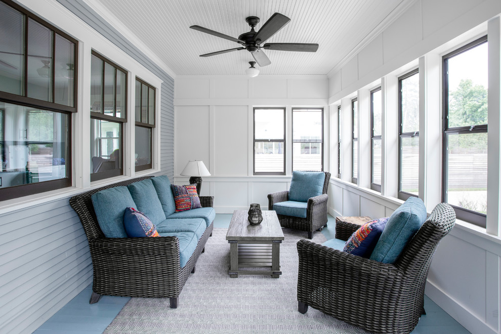 Foto di una veranda chic di medie dimensioni con pavimento in legno verniciato, soffitto classico e pavimento blu