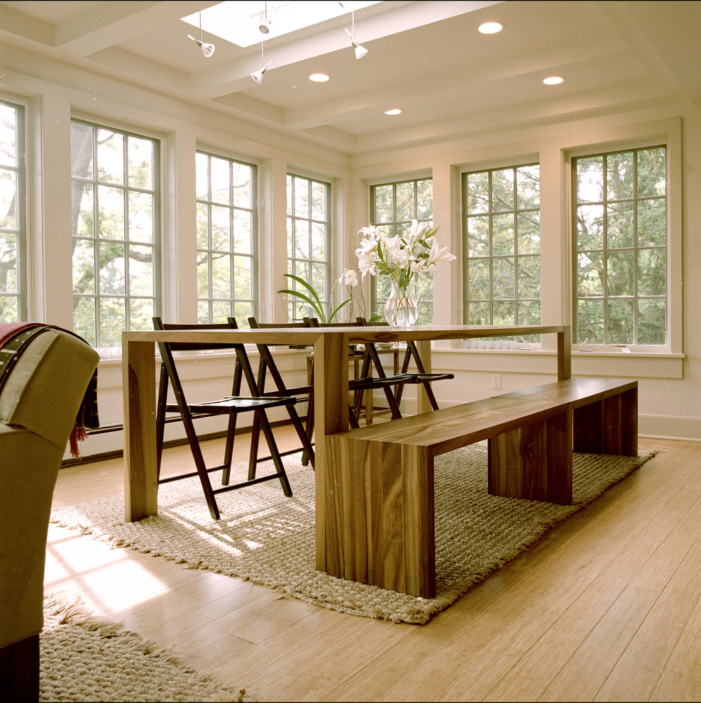 Esempio di una veranda contemporanea di medie dimensioni con pavimento in legno massello medio e soffitto classico
