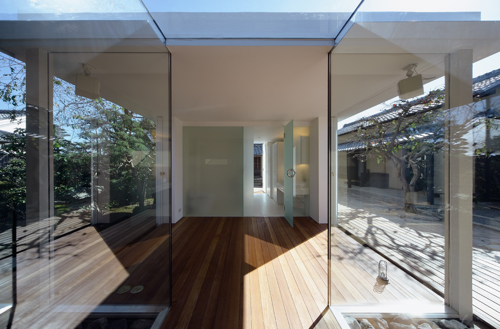 Imagen de galería actual con suelo de madera en tonos medios y techo estándar
