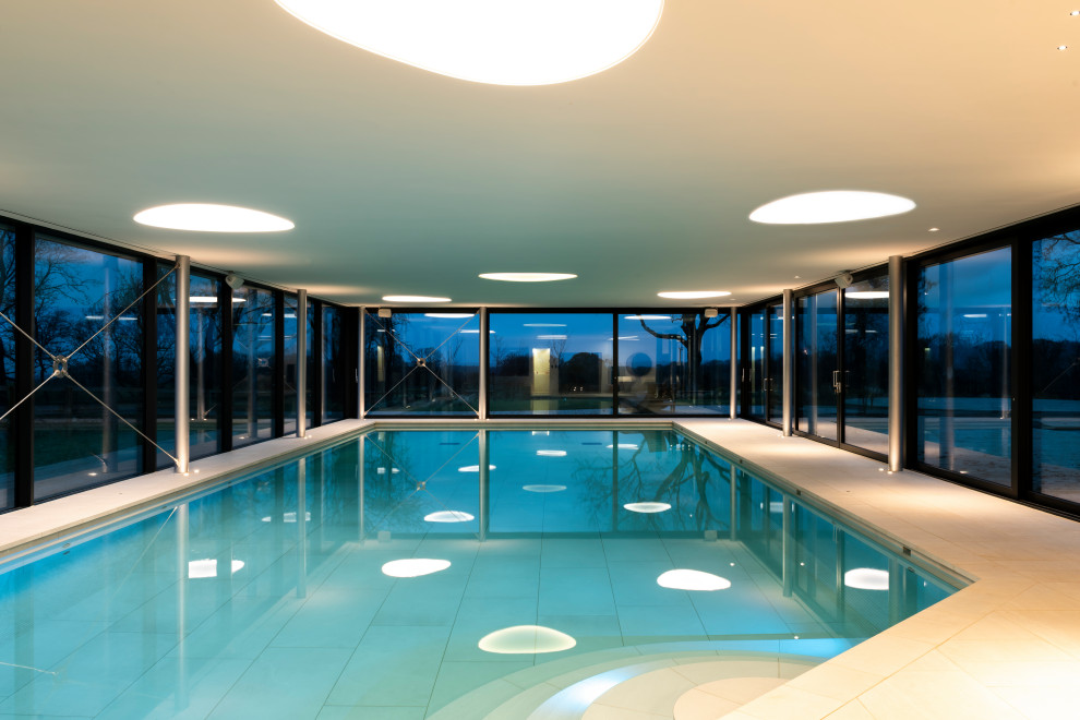 Großer Moderner Pool in Surrey