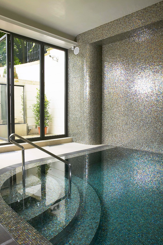 Пример оригинального дизайна: большой прямоугольный бассейн в доме в современном стиле с покрытием из плитки