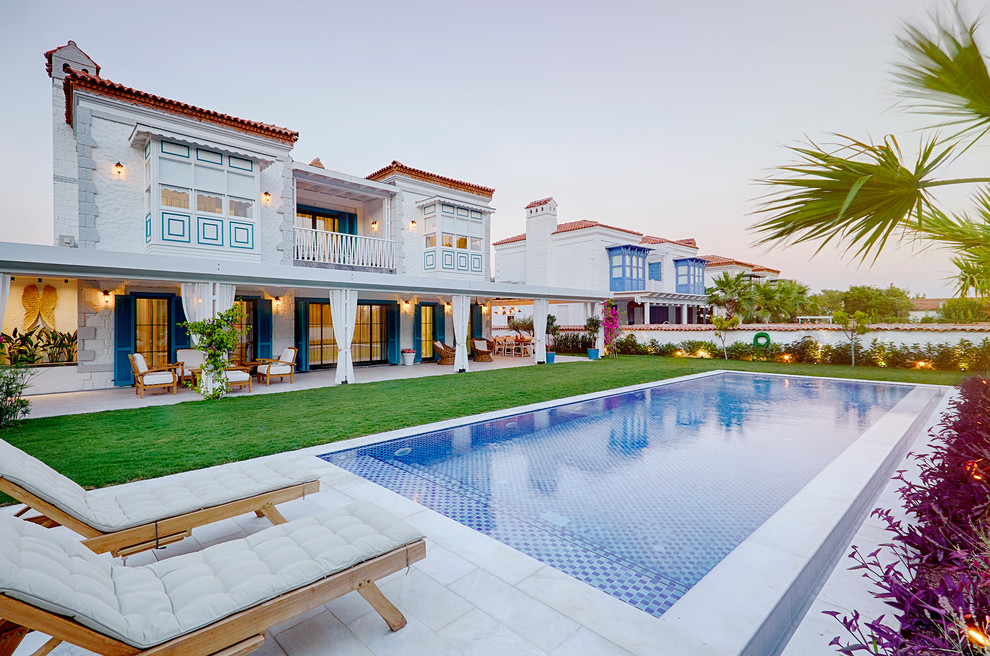 Свежая идея для дизайна: прямоугольный бассейн среднего размера на заднем дворе в средиземноморском стиле - отличное фото интерьера