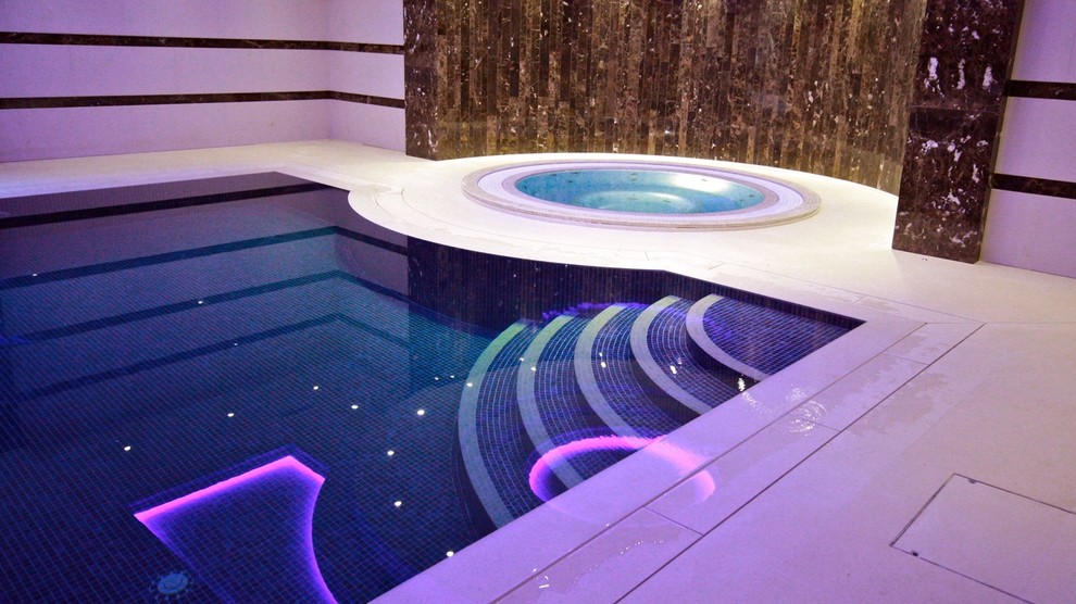На фото: большой прямоугольный бассейн в доме в современном стиле с домиком у бассейна с