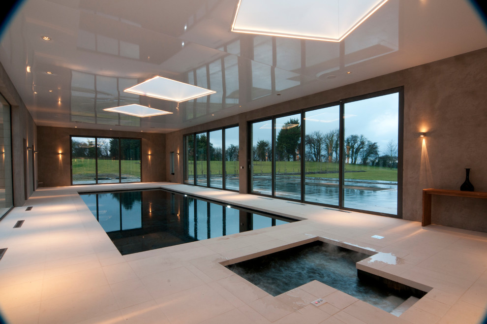 Идея дизайна: большой прямоугольный бассейн в доме в современном стиле