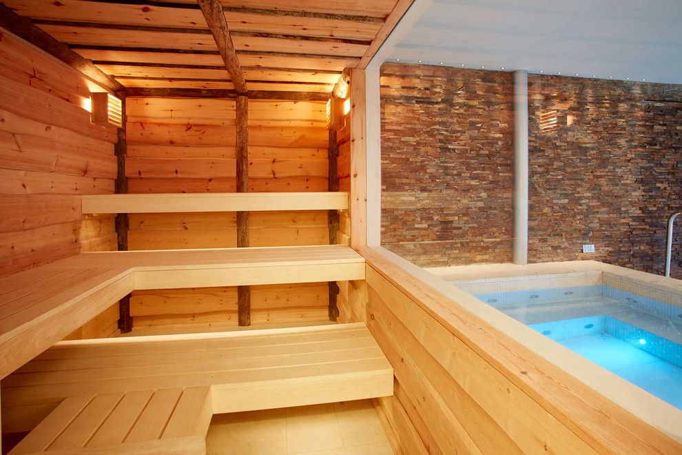 Moderner Indoor-Pool in rechteckiger Form mit Natursteinplatten in Hampshire