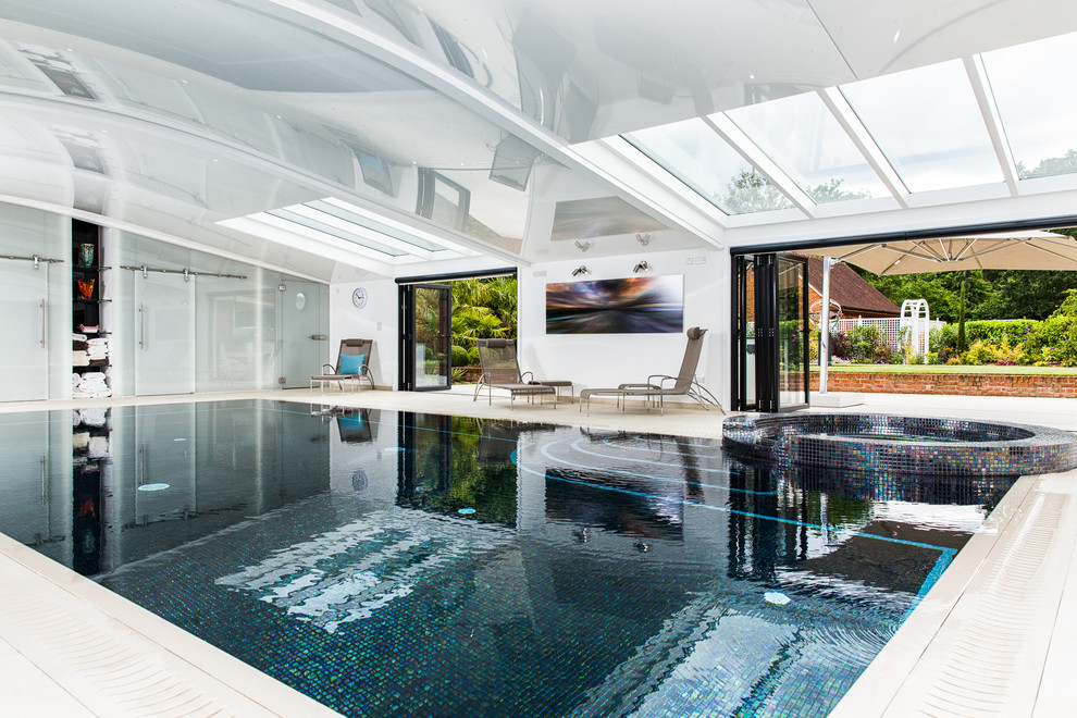 Idée de décoration pour une piscine intérieure design rectangle.