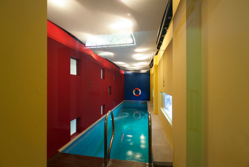 ロンドンにある小さなコンテンポラリースタイルのおしゃれな屋内プールの写真