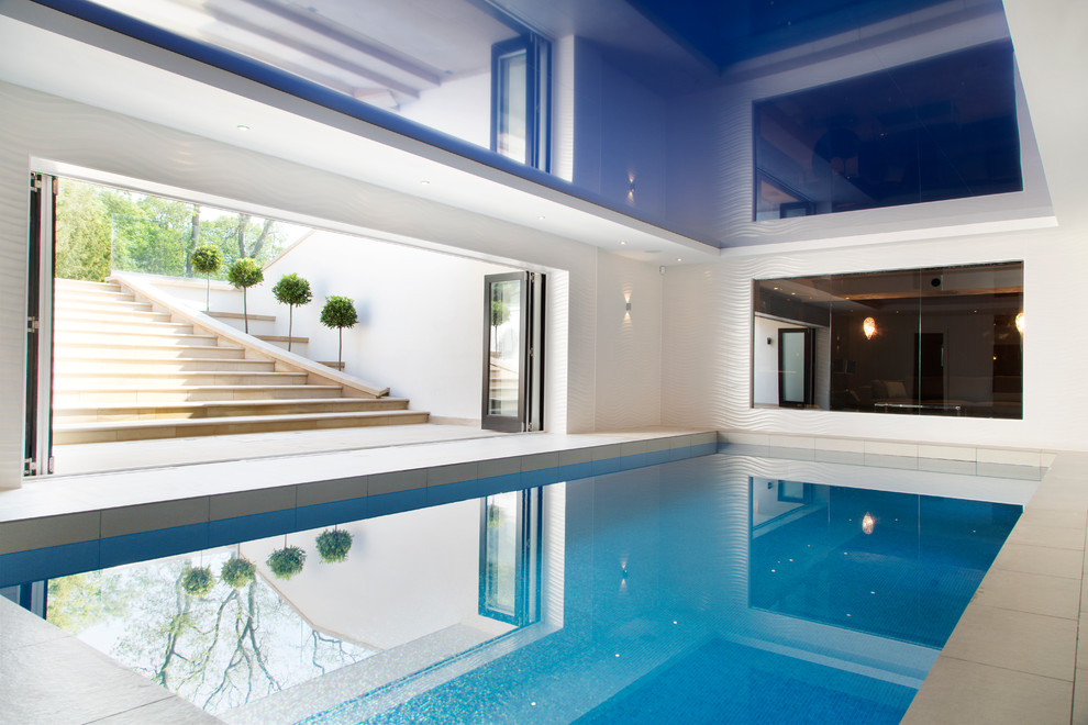 Modern inredning av en stor rektangulär, inomhus pool, med kakelplattor