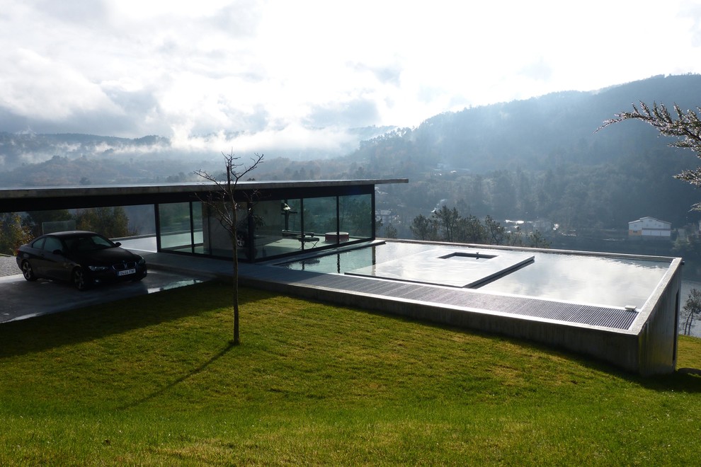Diseño de casa de la piscina y piscina infinita contemporánea grande