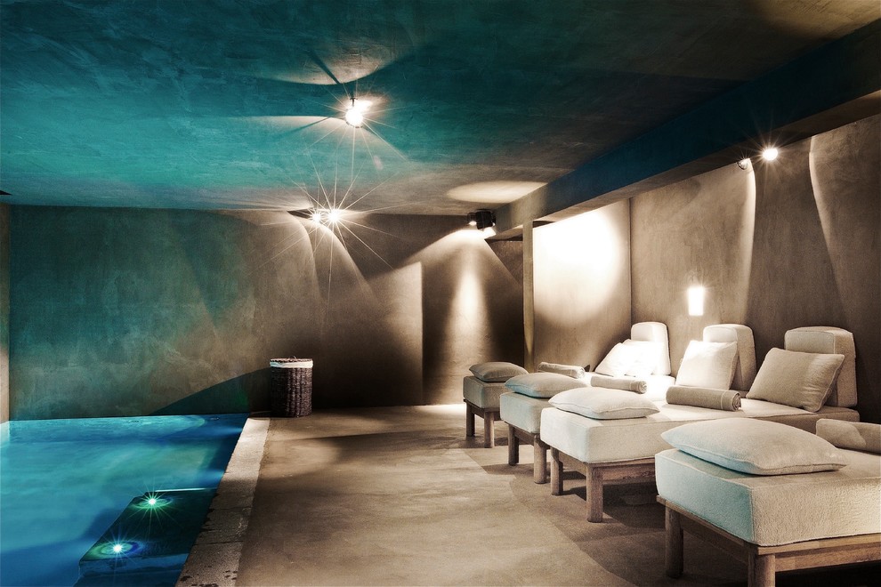 Cette image montre une piscine intérieure design rectangle avec une dalle de béton.