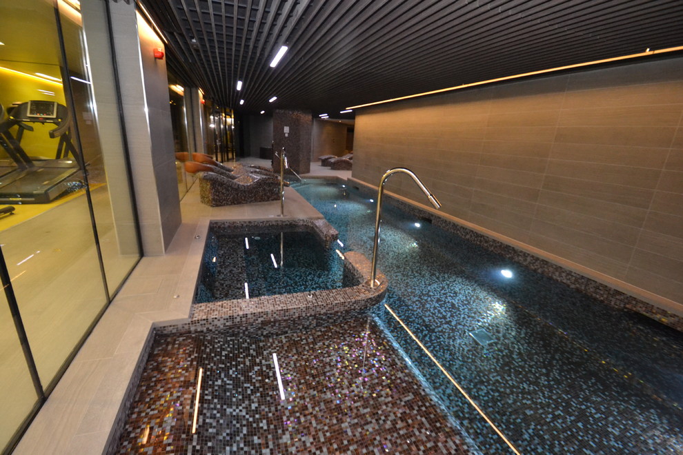 Foto de casa de la piscina y piscina contemporánea de tamaño medio interior