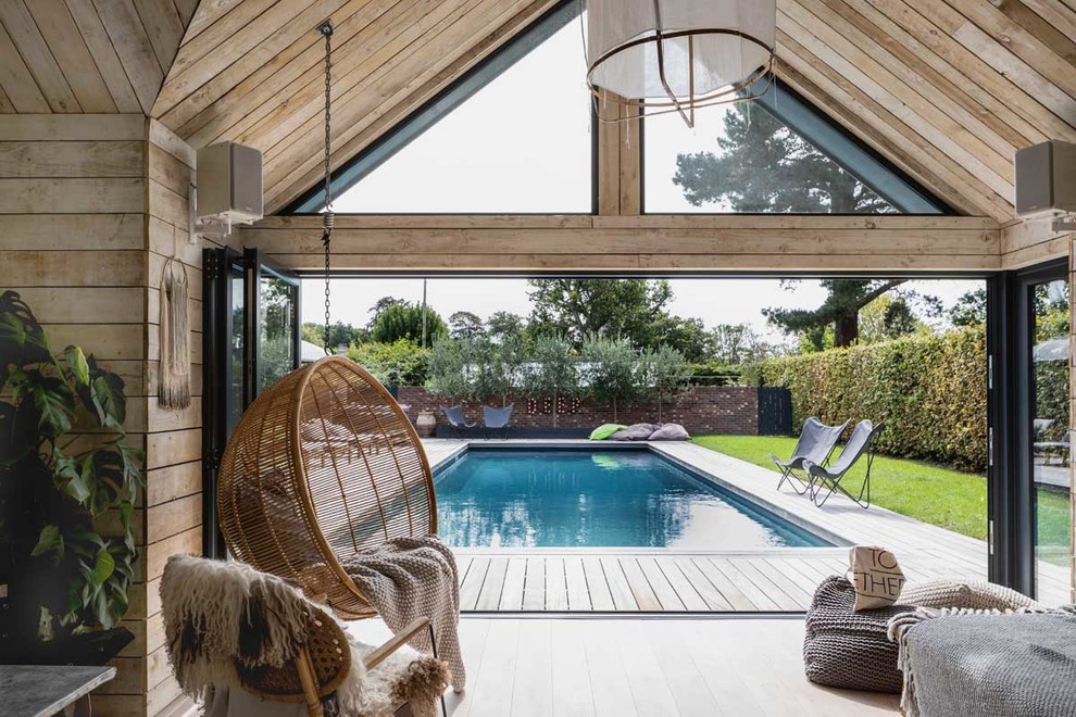 Foto de casa de la piscina y piscina costera grande rectangular en patio trasero con entablado