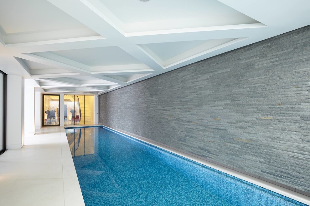 Inspiration pour une piscine intérieure design rectangle avec du carrelage.