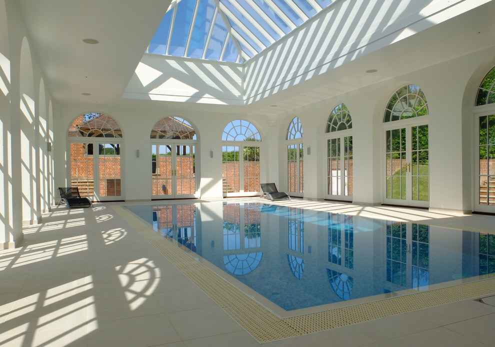 На фото: спортивный, прямоугольный бассейн среднего размера в доме в классическом стиле с домиком у бассейна и покрытием из плитки с