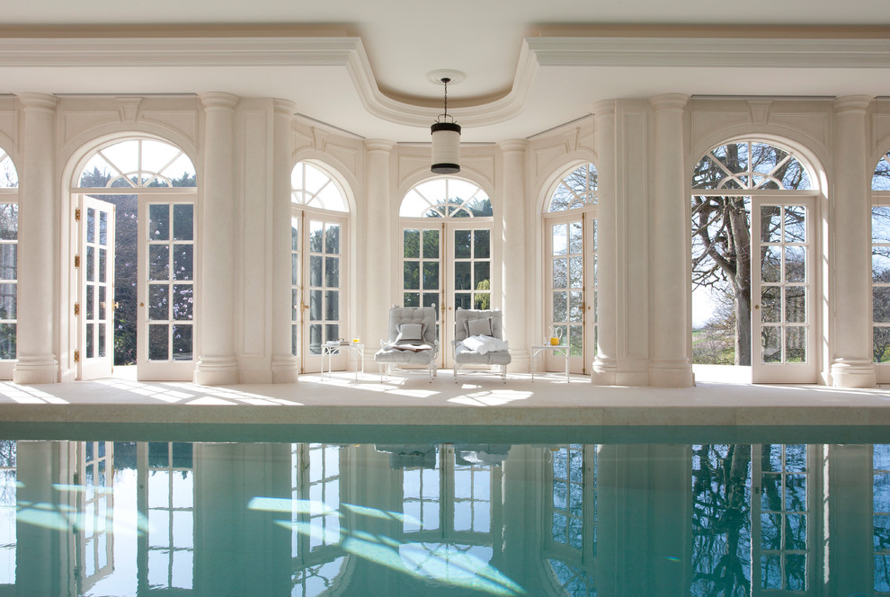 Стильный дизайн: спортивный, прямоугольный бассейн среднего размера в доме в классическом стиле с домиком у бассейна - последний тренд