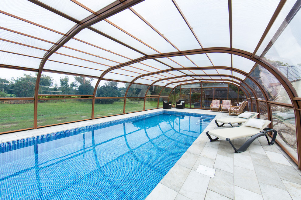 Foto de piscina alargada actual de tamaño medio interior y rectangular con suelo de baldosas