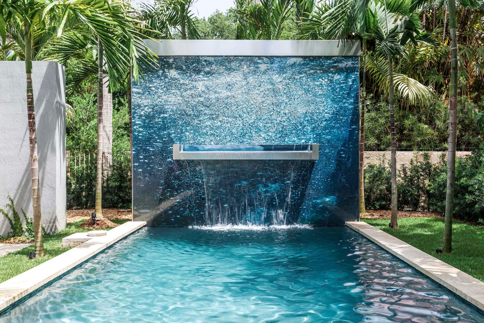 Свежая идея для дизайна: прямоугольный бассейн на заднем дворе в современном стиле с фонтаном - отличное фото интерьера