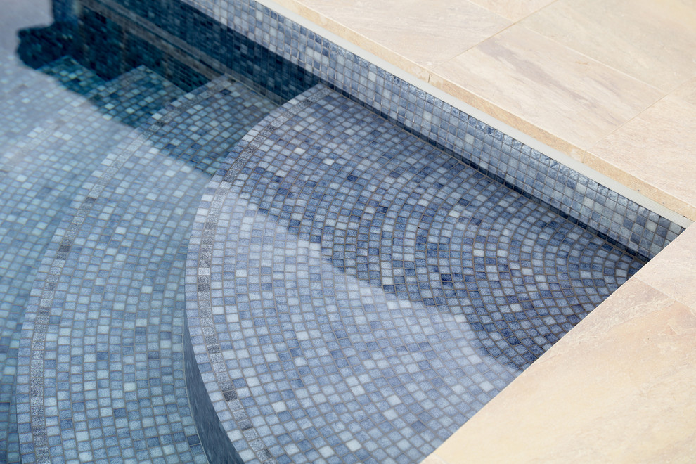 Пример оригинального дизайна: большой наземный, прямоугольный бассейн на заднем дворе в современном стиле с покрытием из плитки