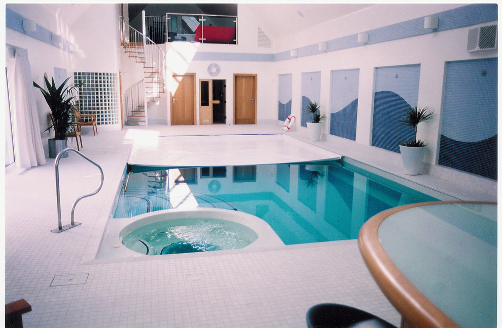 Imagen de piscina contemporánea de tamaño medio