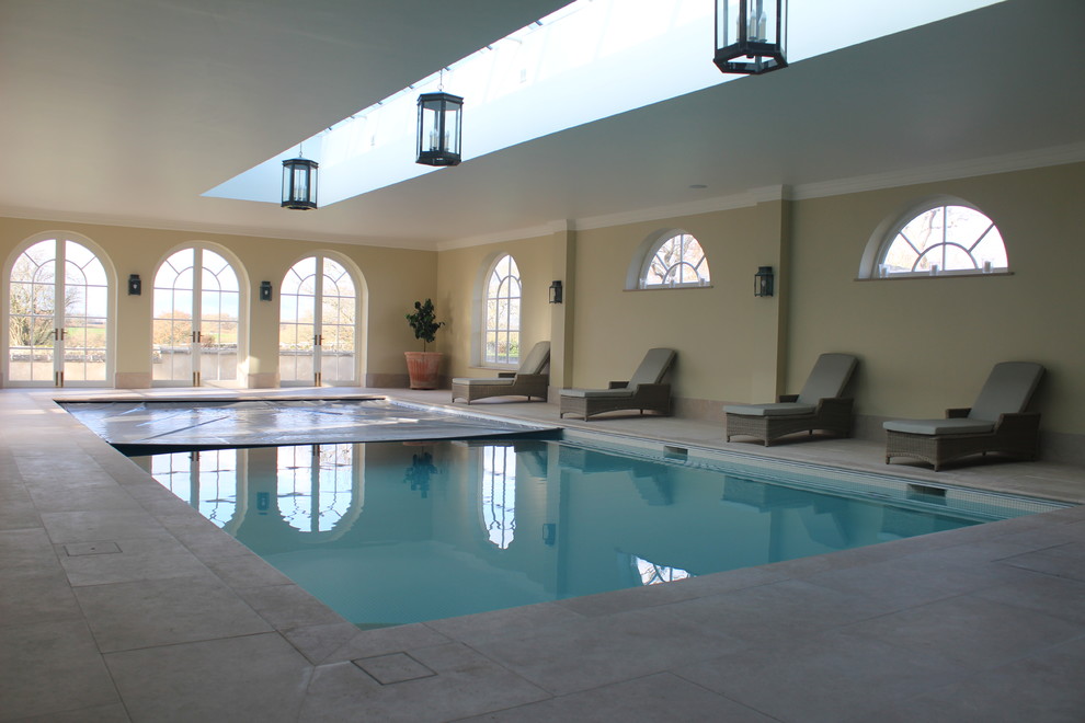 Стильный дизайн: большой прямоугольный бассейн в доме в стиле кантри - последний тренд