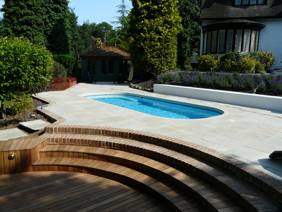 Moderner Pool in Surrey