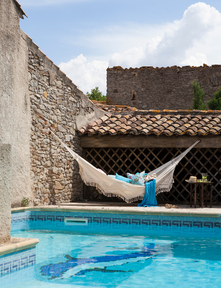 Ispirazione per una piscina mediterranea personalizzata di medie dimensioni e dietro casa