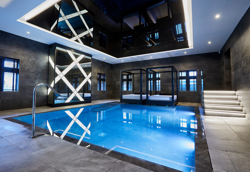 Foto di una piscina coperta minimalista di medie dimensioni con piastrelle