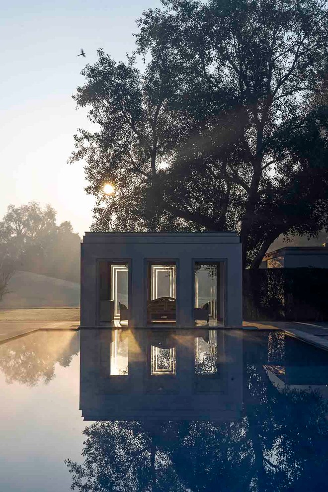 Diseño de casa de la piscina y piscina alargada contemporánea rectangular en patio trasero