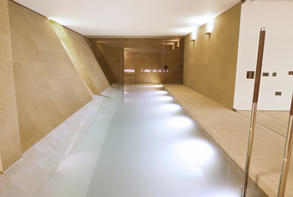 Imagen de piscina con fuente actual de tamaño medio rectangular y interior