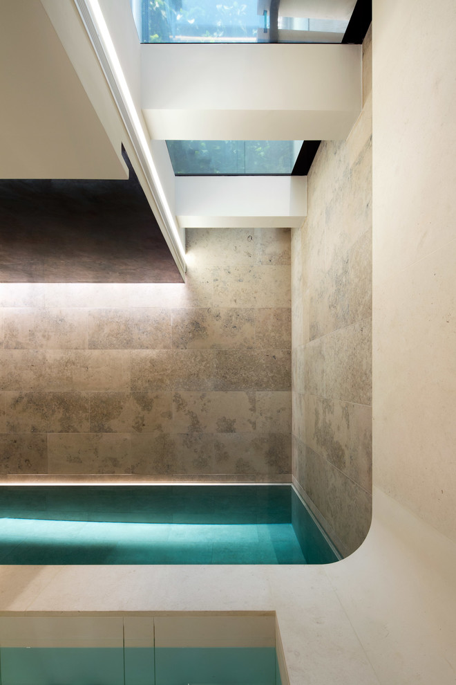 Ispirazione per una grande piscina coperta monocorsia minimal rettangolare con una vasca idromassaggio