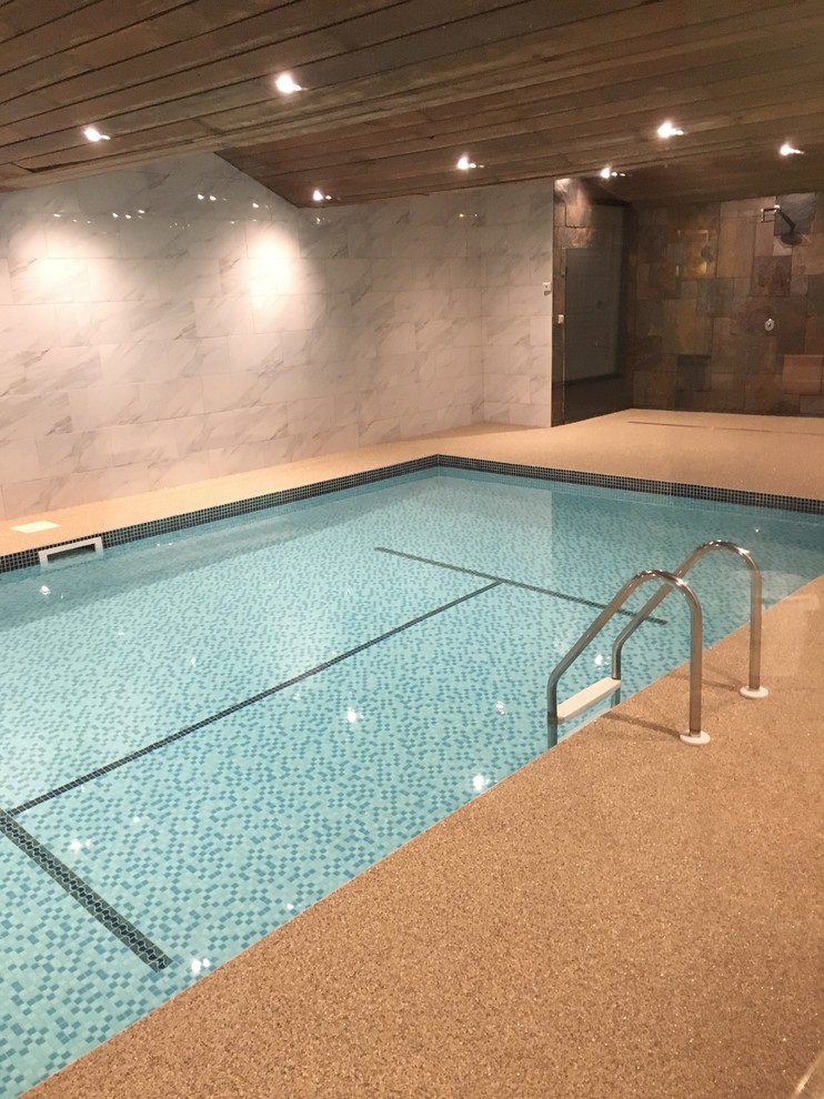 Ejemplo de casa de la piscina y piscina elevada minimalista de tamaño medio interior y rectangular