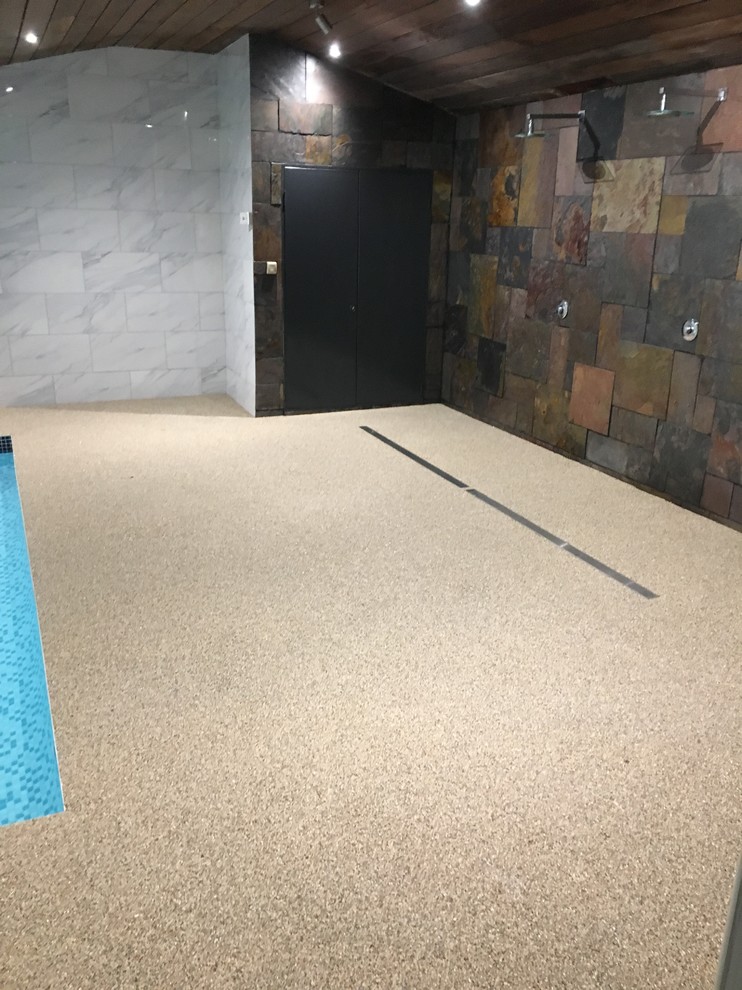 Idee per una piscina coperta fuori terra moderna rettangolare di medie dimensioni con una dépendance a bordo piscina e ghiaia