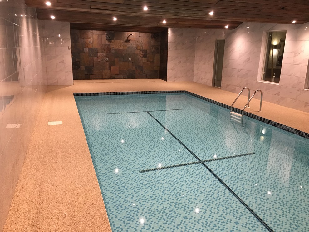 Diseño de casa de la piscina y piscina elevada moderna de tamaño medio interior y rectangular con adoquines de piedra natural