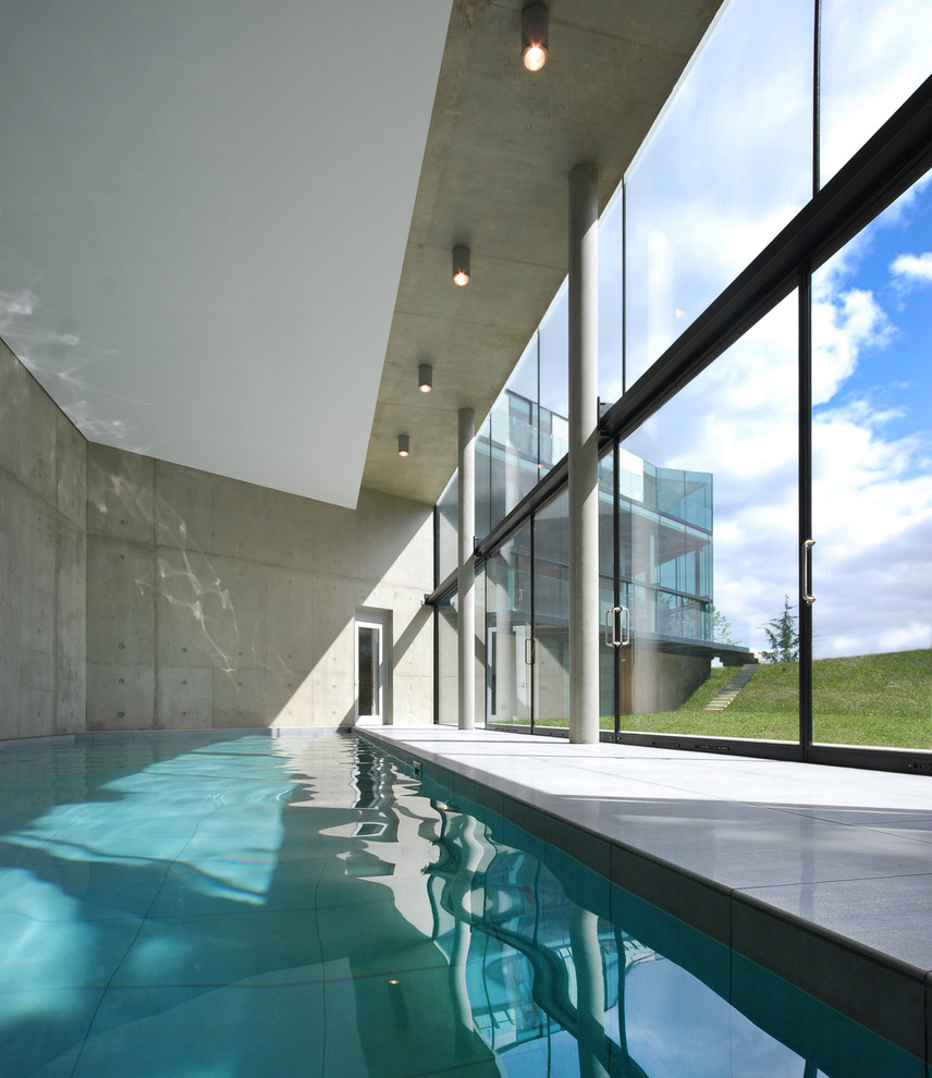 Idées déco pour une grande piscine intérieure industrielle rectangle.