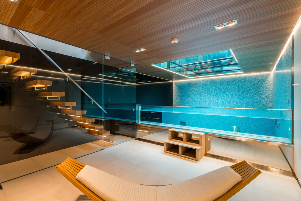 Diseño de piscina elevada contemporánea de tamaño medio interior y rectangular con adoquines de piedra natural