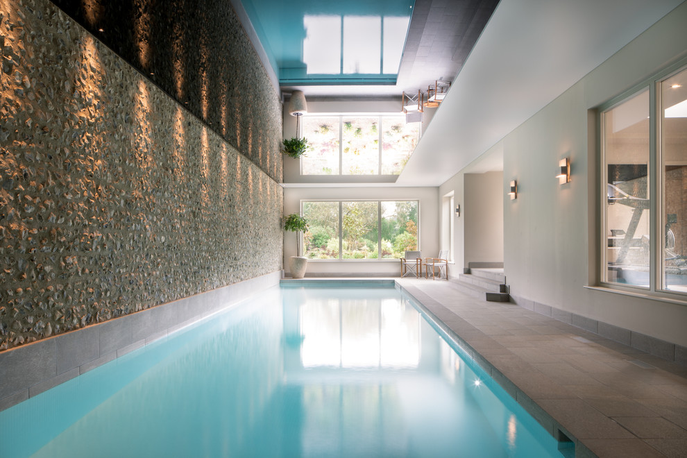 Свежая идея для дизайна: большой спортивный, прямоугольный бассейн в доме в современном стиле - отличное фото интерьера