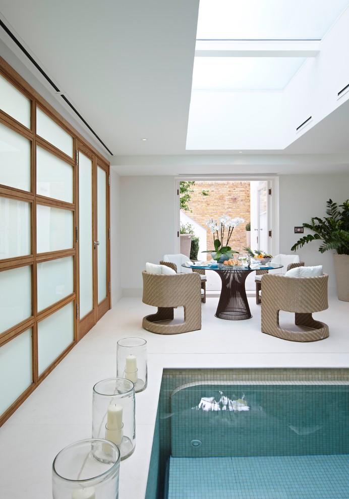 Идея дизайна: бассейн в доме в современном стиле с домиком у бассейна