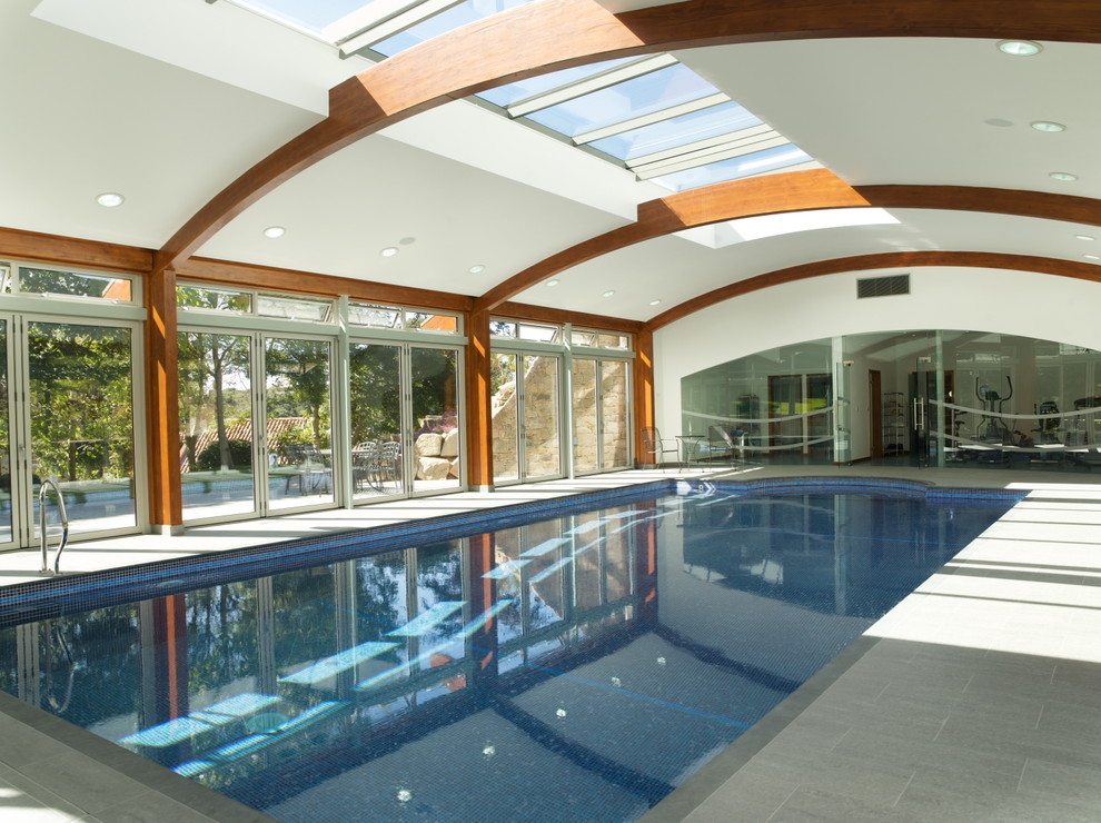 Ejemplo de piscina de estilo de casa de campo rectangular y interior