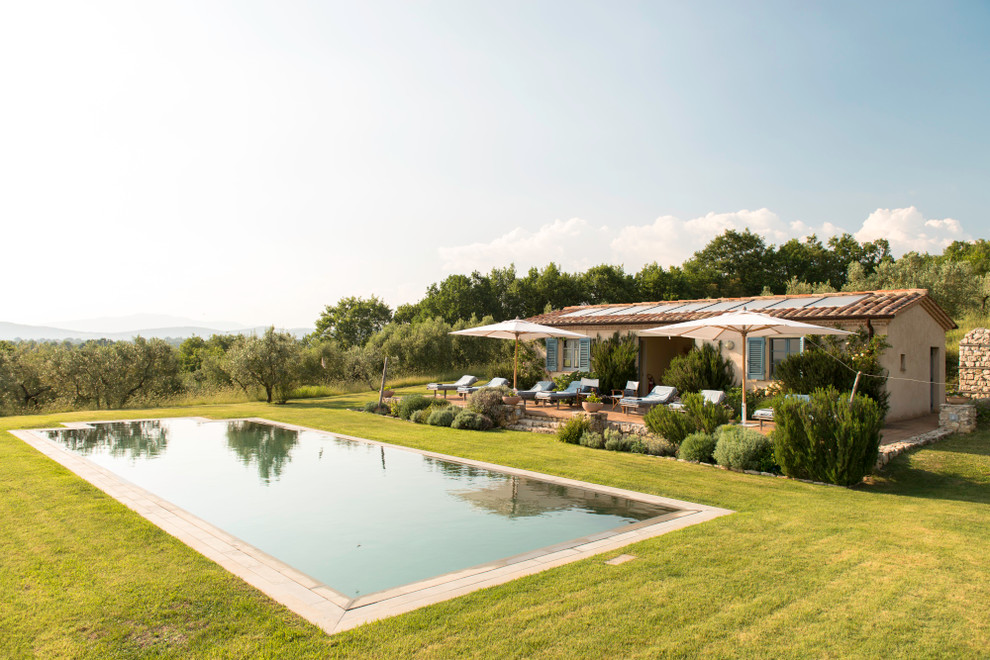 Источник вдохновения для домашнего уюта: большой прямоугольный бассейн-инфинити на заднем дворе в средиземноморском стиле с домиком у бассейна